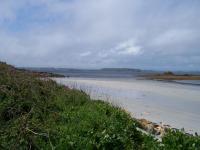 Plage de sable blanc avec l'île Tomé