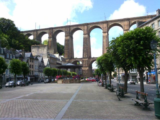 Le kiosque et le viaduc ferroviaire de Morlaix