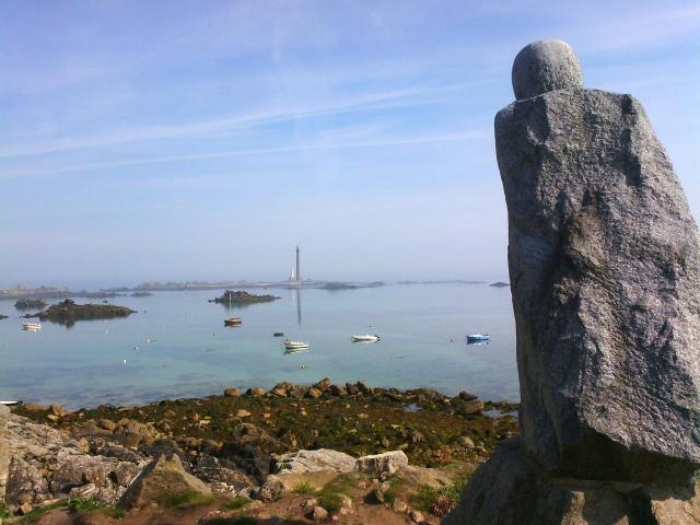 Statue de Victor Hugo face au Phare de l'Ile Vierge